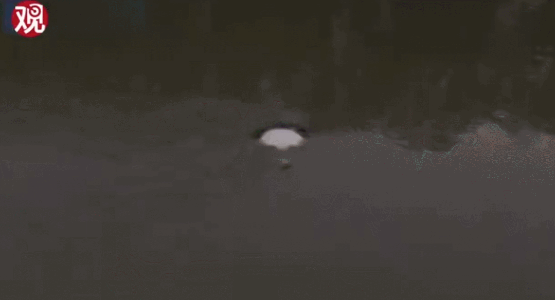 又見(jiàn)“陰間設(shè)計(jì)”！西班牙河道驚現(xiàn)人頭雕像~(圖4)