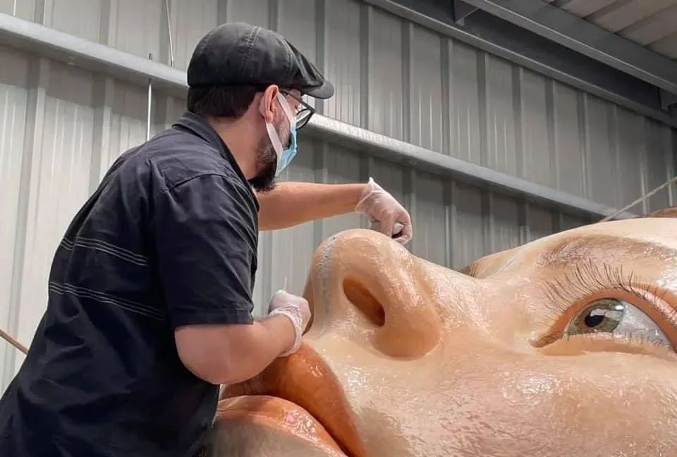 又見(jiàn)“陰間設(shè)計(jì)”！西班牙河道驚現(xiàn)人頭雕像~(圖9)