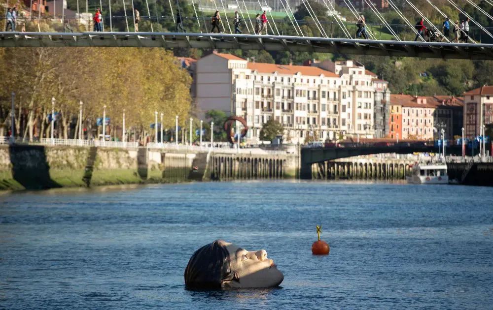 又見(jiàn)“陰間設(shè)計(jì)”！西班牙河道驚現(xiàn)人頭雕像~(圖11)