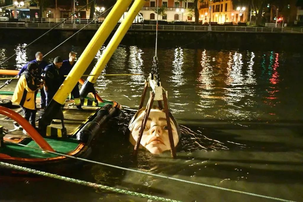 又見(jiàn)“陰間設(shè)計(jì)”！西班牙河道驚現(xiàn)人頭雕像~(圖12)