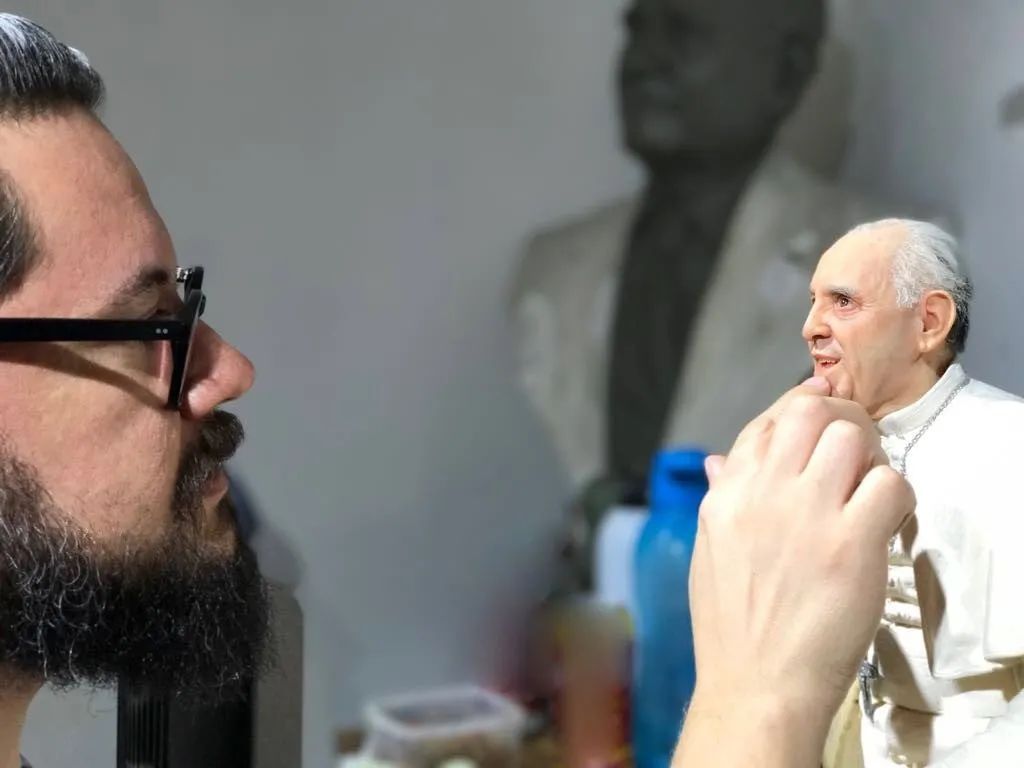 又見(jiàn)“陰間設(shè)計(jì)”！西班牙河道驚現(xiàn)人頭雕像~(圖18)